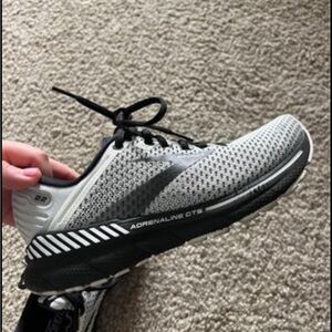 Brooks Adrenaline Gts 22 Size 7 rarely used, almost new, in great shape!